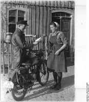 /album/fotogalerie-dobove-fotografie/bundesarchiv-bild-183-22727-0008-ochsensaal-planerfasser-der-veab-selbstverpflichtung-jpg/